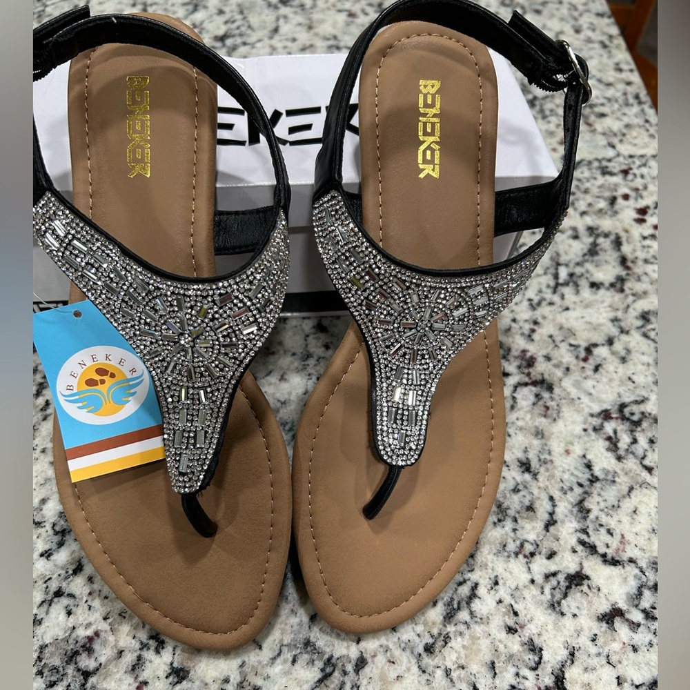 Beeko Women's Sandals‎ in Black and Silver